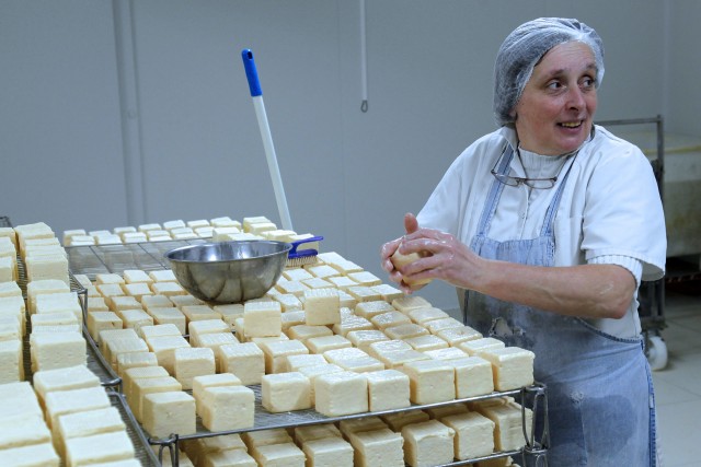 dame qui travail dans une fromagerie